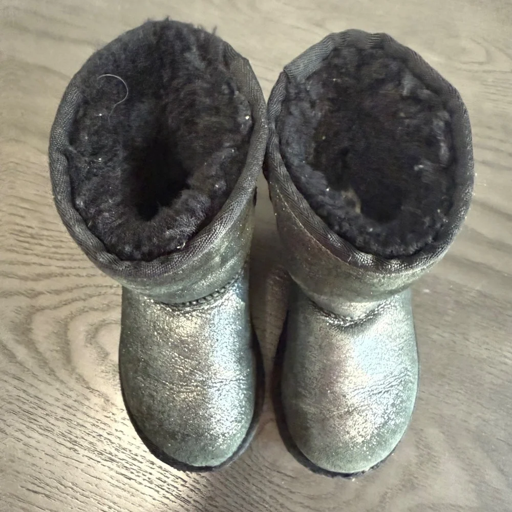 UGG Kids Stinger Metallic Boots Size 9‎